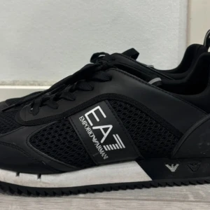 Svarta sneakers Emporio Armani EA7  - Fina använt fåtal gånger. Storlek  42 
