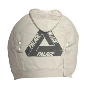 Vit hoodie från Palace Triferg - Palace Triferg Hoodie White  - storlek S Small/Liten  - Mycket Bra Skick, allt visas på     bilderna. - lite smutsig då jag inte har tvättat  - jätte bra kvalitet. Tung tröja som en     palace hoodie ska vara!!    Tro mig du kommer älska kvalitén!  100% äkta men en äldre modell.  - om du har några frågor eller behöver fler bilder - Skriv!💌🤝