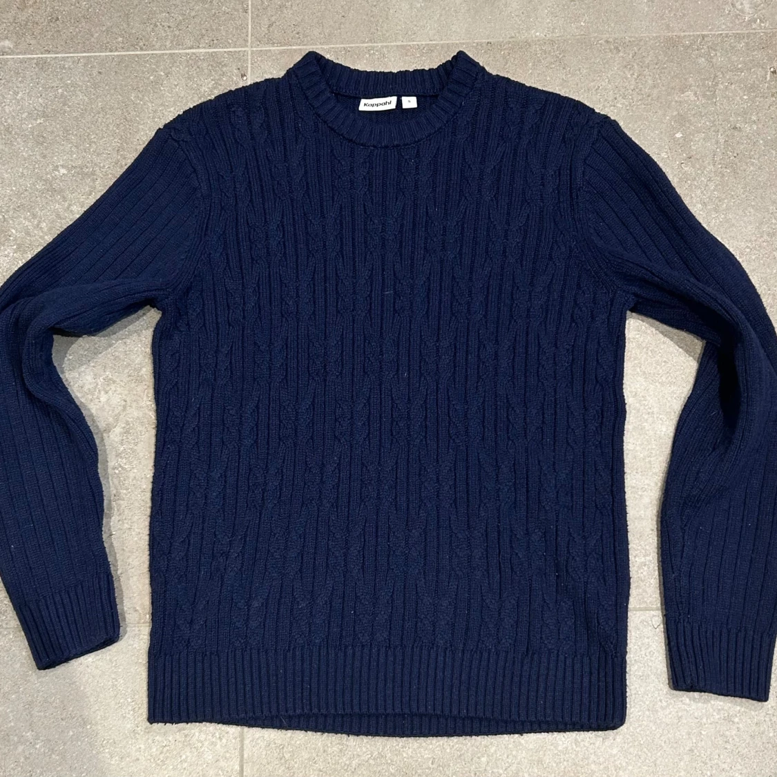 Marinblå stickad tröja Kappahl S
