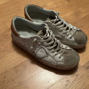 Philippe model 41 - Skorna är för små så jag säljer de, har några skador. Passar också 42.