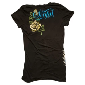 Sinful tröja❤️ - Super vacker sinful tröja ( villket är ett märke som ägs av Affliction) den har super fina blåa, gröna och gula ditaljer och rhinestones vid fågeln på högra höften❤️ den är storlek L men passar även på folk som brukar ha mindre storlekar beroende på hur man vill den ska sitta❤️den ät välldigt bra kvalitet och alla rhinestones är på