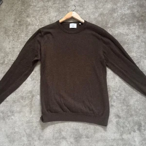 Brun stickad tröja från Bläck - Mörkbrun stickad tröja från Bläck i storlek M. Nypris 700kr. Mitt pris 350kr.