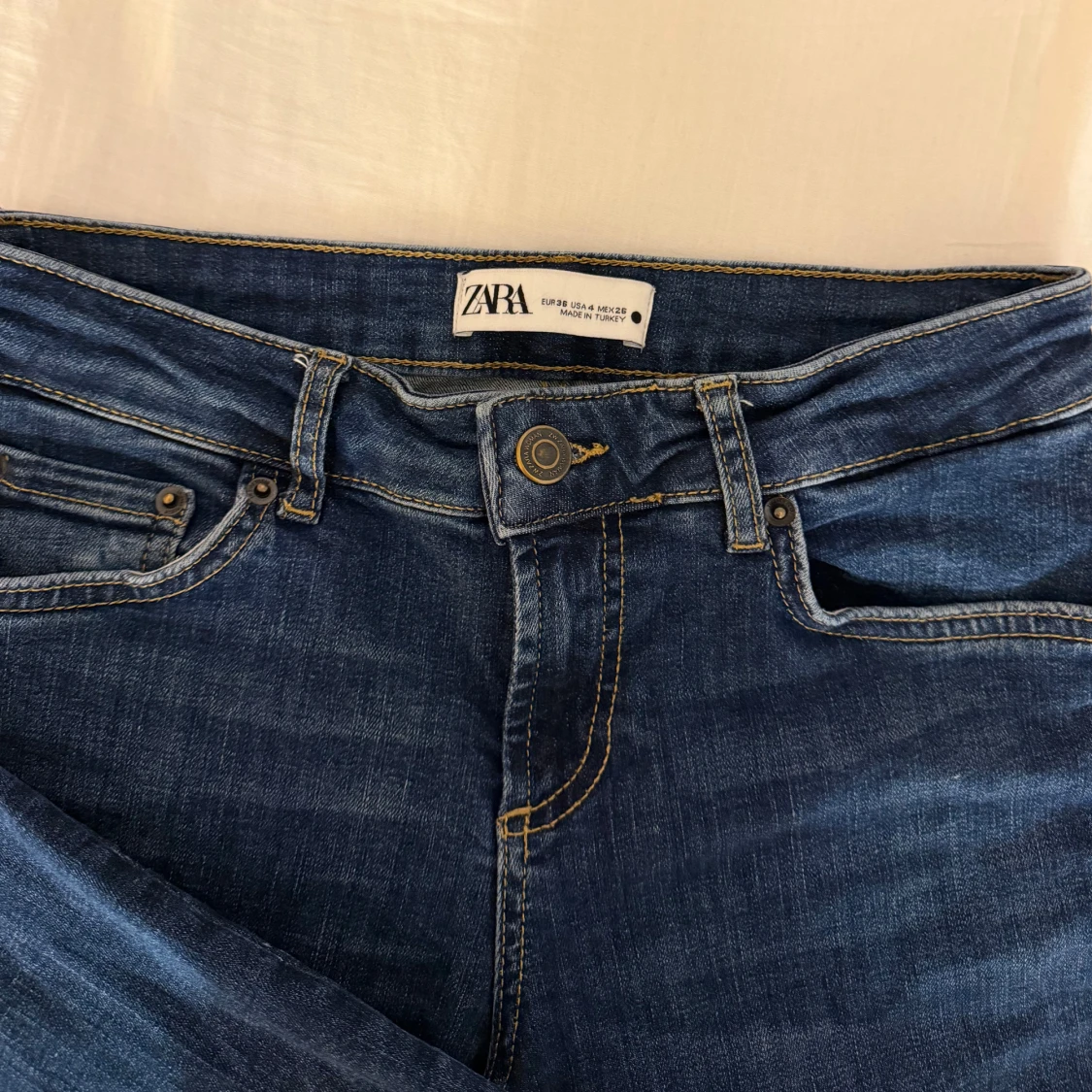 Mörkblå jeans Zara