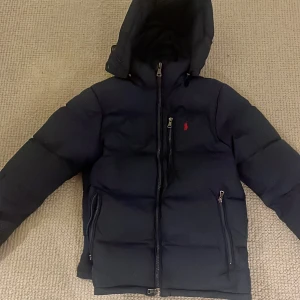 Ralph lauren jacka - En super fin Ralph lauren jacka i ett bra skick i marinblå färg och storlek S, längd 67 cm hela dragkedjan och axel från axel 42 cm