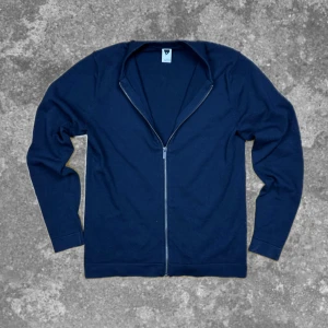 Marinblå stickad tröja  - Trendig och stilren perfekt till alla tillfällen! Skriv vid fundering 🙌