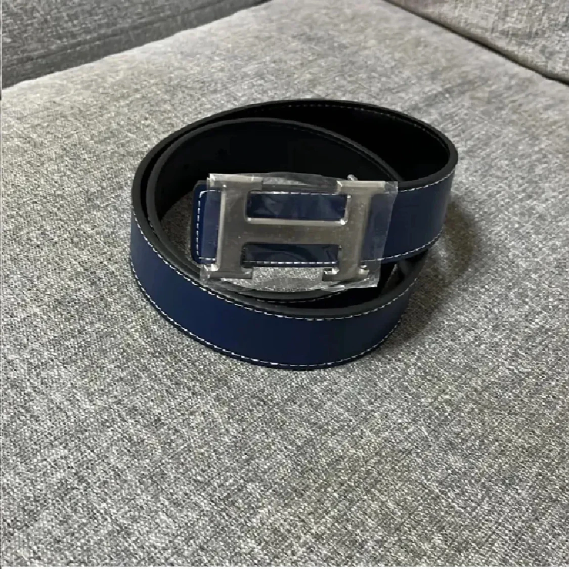 Mörkblå skärp med H-spänne - 1