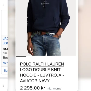 Polo Ralph Lauren Hoodie - Snygg marinblå hoodie från Polo Ralph Lauren med broderad logga på bröstet och ärmen. Tröjan har huva med snörning, känguruficka och ribbade muddar. Perfekt för chill dagar och har en stilren look som funkar till jeans eller joggers. Inte använd mycket alls, inga defekter