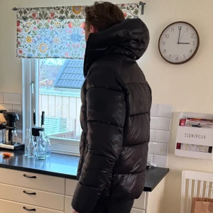 Svart pufferjacka Save The Duck - Nypris 3800, Svart pufferjacka från Save The Duck med snygg huva och snyggt 100% animal free-tryck på insidan. Passar  jättebra för mig som 190cm, 75kg.