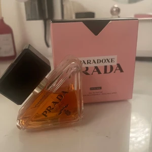Prada Paradoxe intense - Köpt för 1100 kr. Prada Paradoxe mer än 2/3 delar kvar, 30 ml