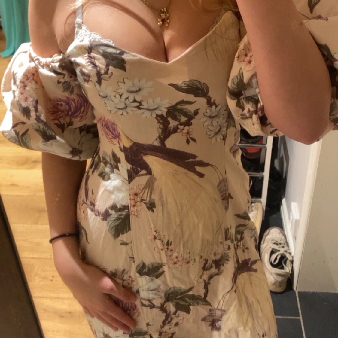 Blommig långklänning med puffärmar - 4