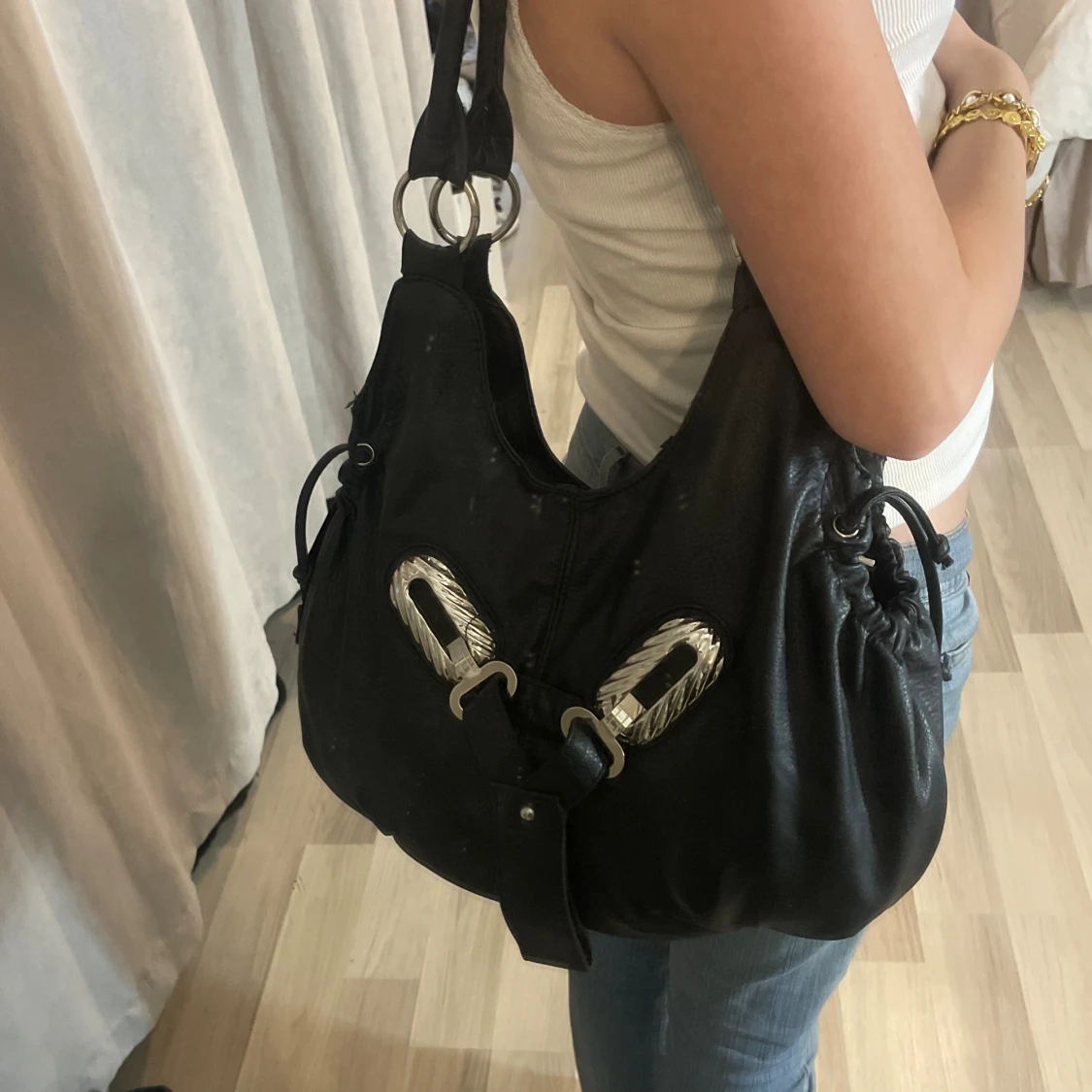 Svart axelväska med silverdetaljer y2k - 1