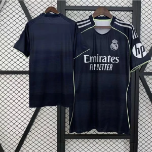 Real Madrid CF Tröjor  - Visa din kärlek till Los Blancos med våra Real Madrid-tröjor – klass, passion och vinnarkänsla i varje detalj. Välj din FAVORIT fotbollspelare på ryggen och lägg till UCL-PATCH för den ultimata Champions-känslan. ⚽ Bär tröjan. Känn stoltheten. Leva Real Madrid.