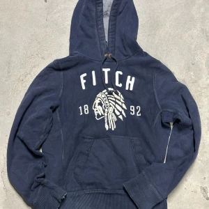 Abercrombie hoodie  - Säljer nu denna extremt eftertraktade och sällsynta Abercrombie hoodie! Grymt skick, inga defekter - ser exakt ut som på bilderna! Storlek M! Skriv gärna vid frågor 💬✌️