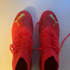 Puma Fuzionfit fotbollsskor  - Snygga puma fuzionfit fotbollsskor, nytt skick 9/10, säljer de för att de inte är min still längre!