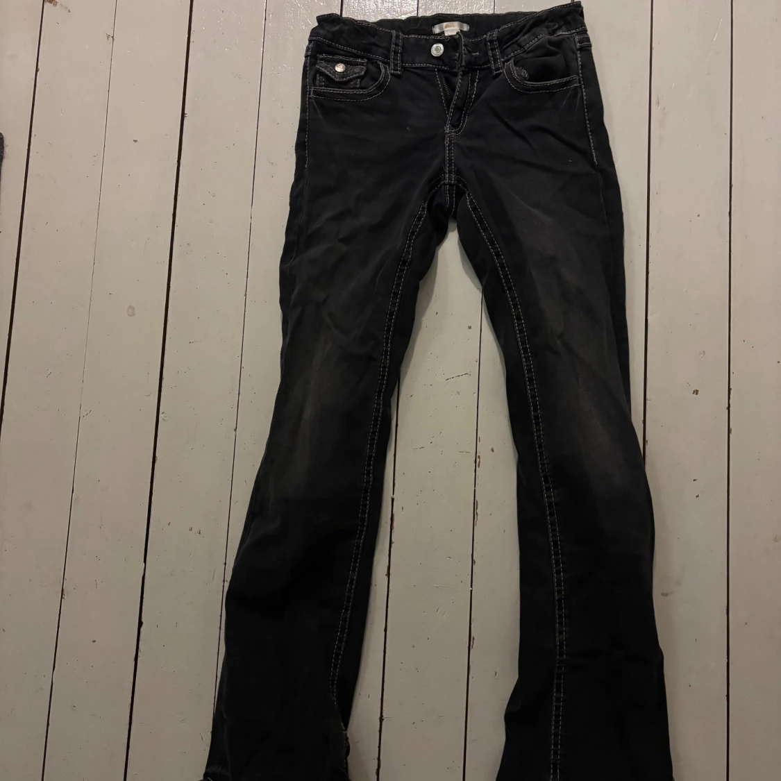 Svarta bootcut jeans med kontrastsömmar - 1