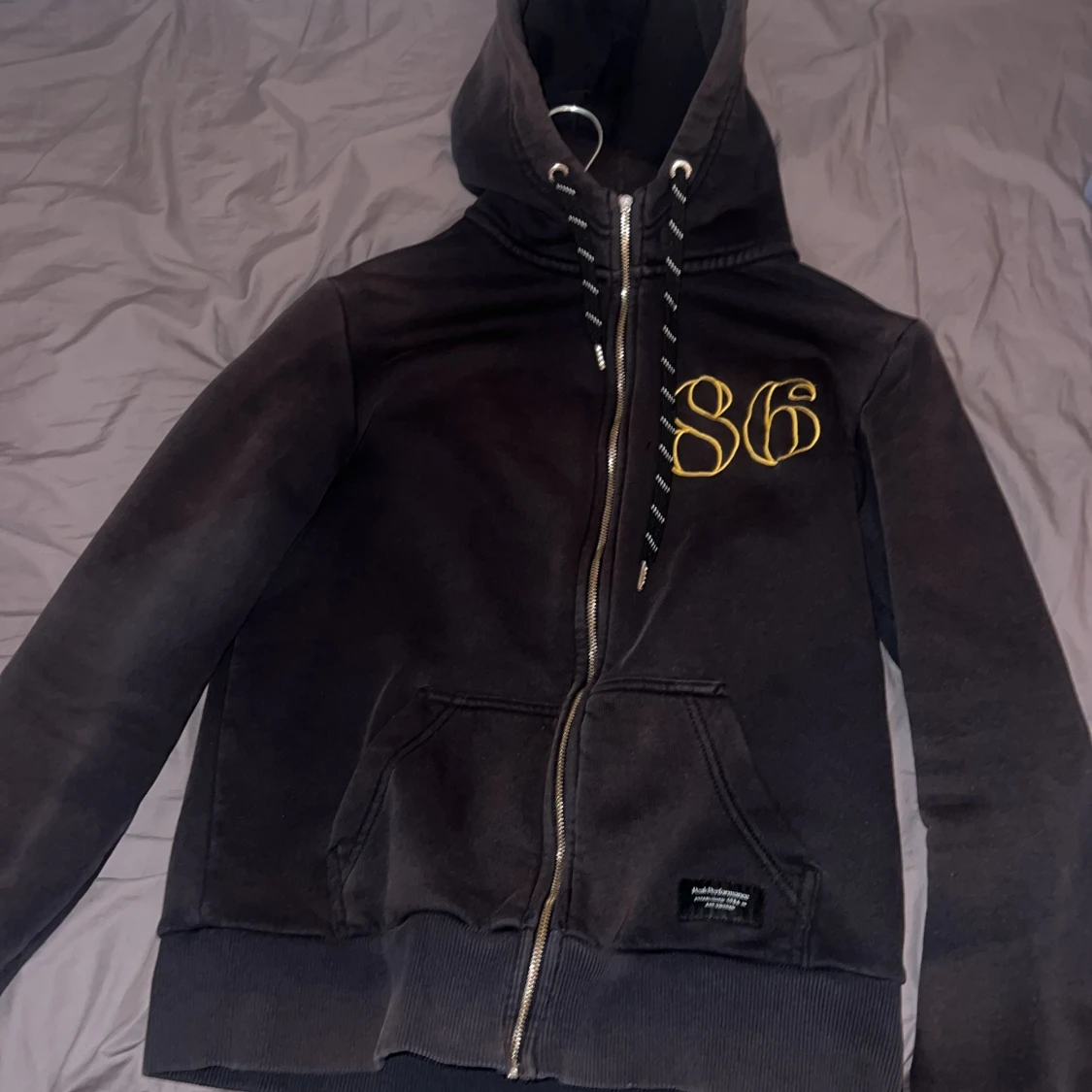 Svart hoodie Peak Performance med dragkedja