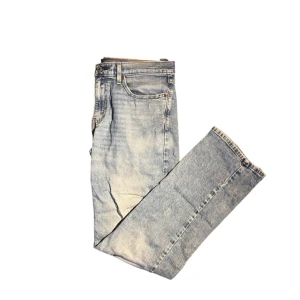 Levi's 514 ljusblå jeans - Levis Jeans 514 TM  Synligt använda 😶‍🌫️ W32 —— L34 Har du några frågor eller vill ha fler bilder är det bara att skrivas👋👋 Priset kan diskuteras 💰💸💸
