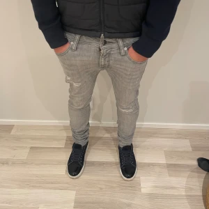 Jack and Jonas jeans  - Jack and Jonas jeans. Trendiga och riktigt snygga. Sick 9,5/10 Ny pris 700kr säljs för 375 (modellen har original slitningar från fabrik som är eftertraktad och populärt)