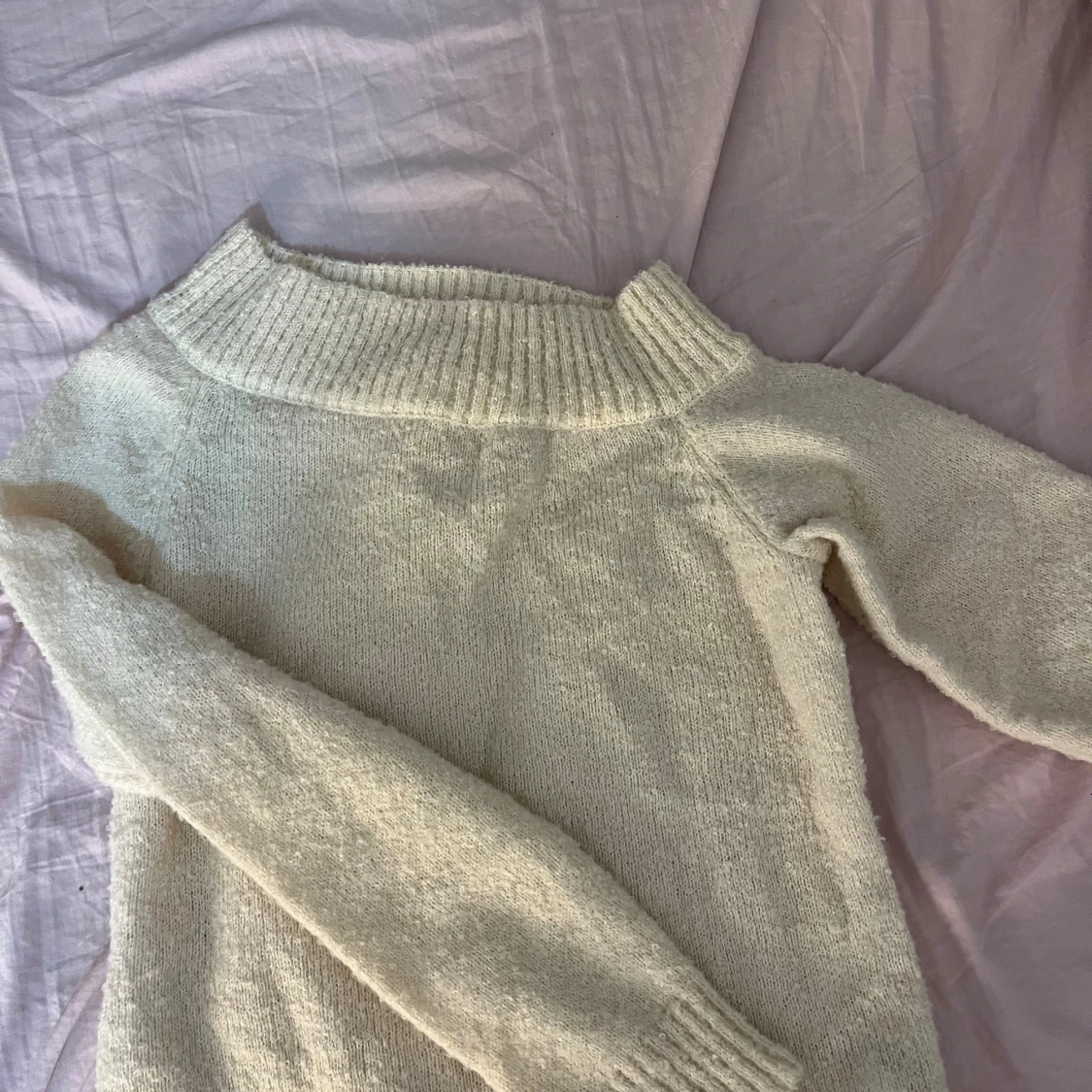 Beige stickad polotröja med ribbad krage - 2