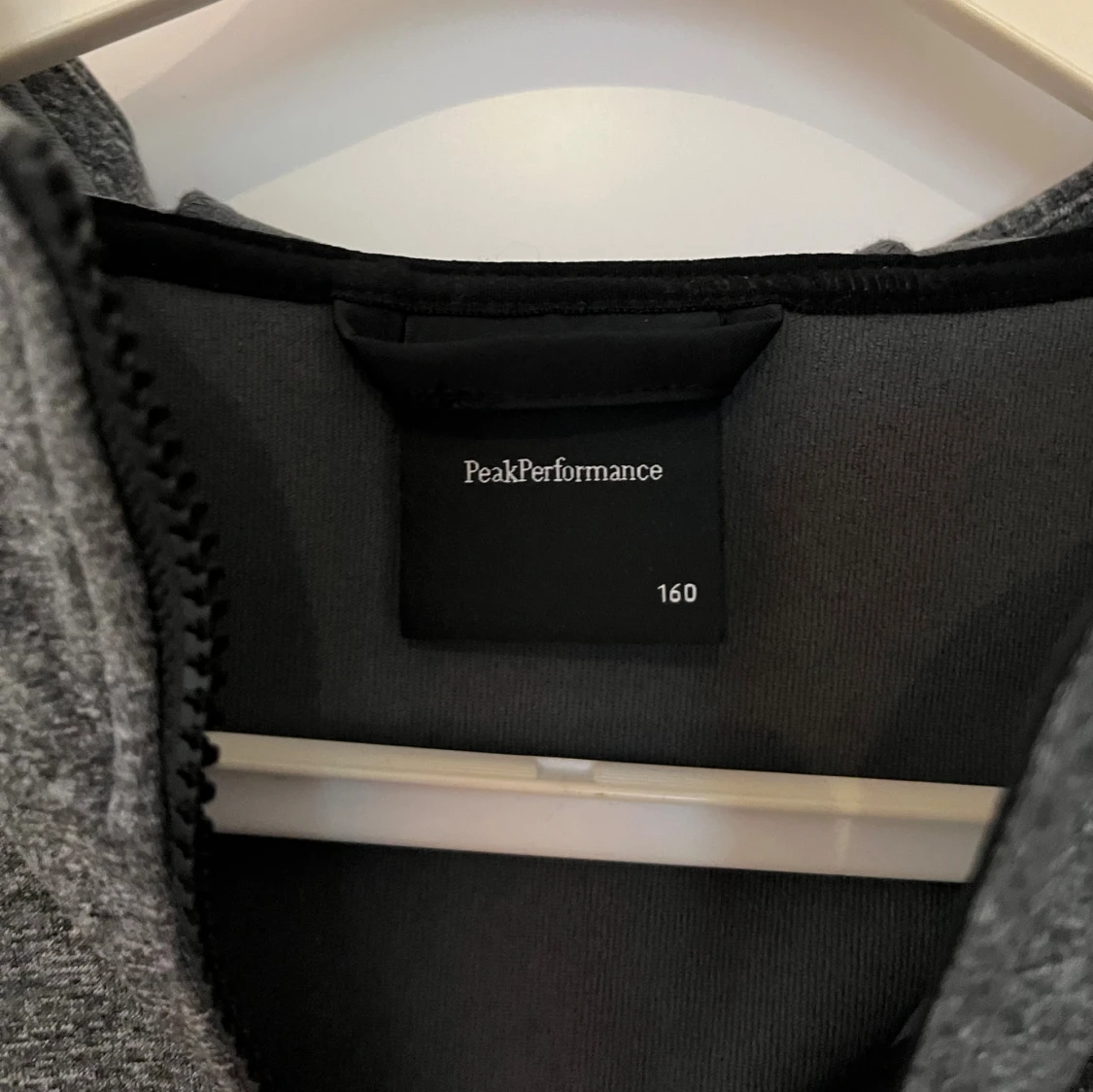 Grå hoodie från Peak Performance - 2