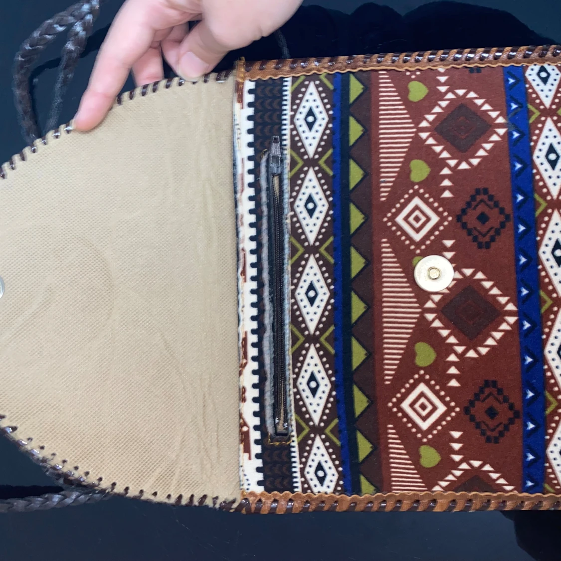 Mönstrad axelväska med skinnblomma - 3