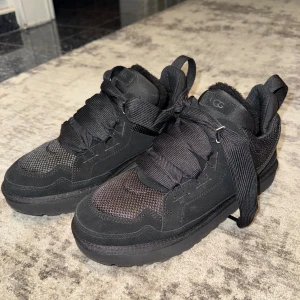 UGG Lowmel - Ugg Lowmels i storlek 43, använda 2-3 gånger och har lådan samt tillbehören, har gjort om snörerna så som jag gillar de men den andra färgen tillkommer. Kvitto finns.