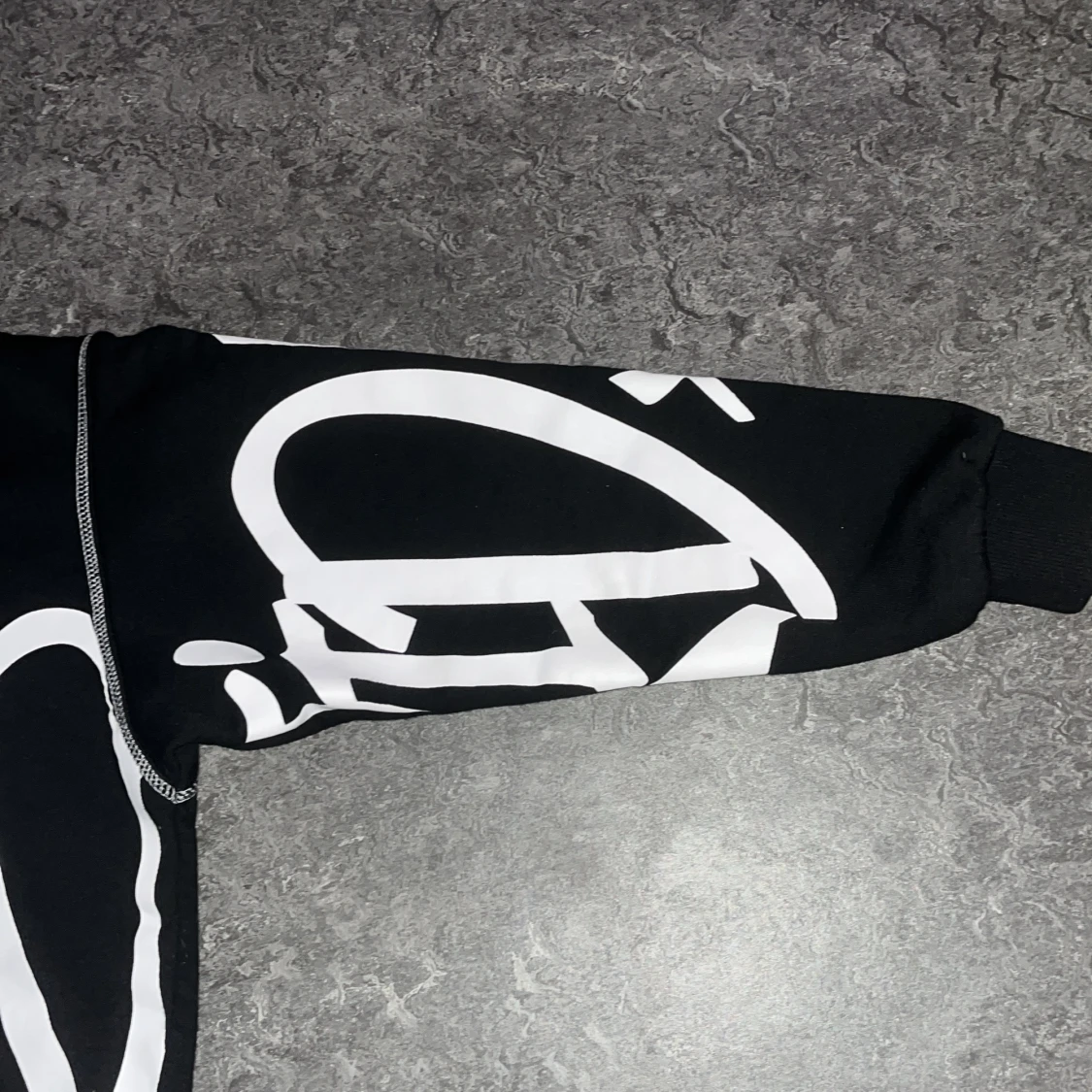 Svart hoodie med vit graffiti-text - 1