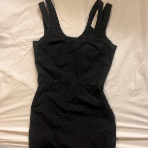 Stilren klänning från Filippa K - Svart klänning med fickor från Filippa K, mycket stilren i ”stelt” tyg, alltså inte så mycket stretch. Storlek XS 💞Sista bilden visar baksidan 