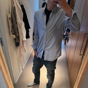 Ralph Lauren skjorta  - Tjena, säljer denna riktigt feta randiga Ralph Lauren skjorta. Skicket är väldigt bra, inga defekter ( 9/10 ). Storlek M, killen på bilden är 182 cm. Släng iväg ett dm för frågor! 🤝🍾