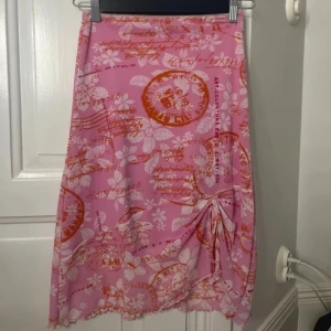 vintage y2k maxi kjol - lång kjol jag köpte i en vintage butik i paris 💞 märket är Urban Kiabi. Står storlek 38 men sitter också som 36/S skulle jag säga. Den har jättefina detaljer som spets kant längst uppe och en slags knyt grej. toppen skick! hör av dig för mått eller bilder på!