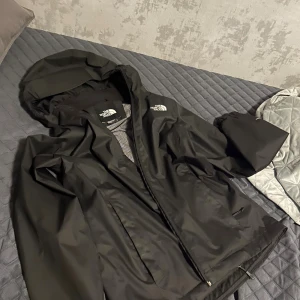 The north face jacka - En tunn luftig jacka från the north face i jätte bra skick köpte själv runt 1000kr o den e inte så använd. I storlek M, dam jacka