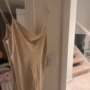 Beige/vit linne - den ger lite clean girl vibe, tyvätt dör lite för mig