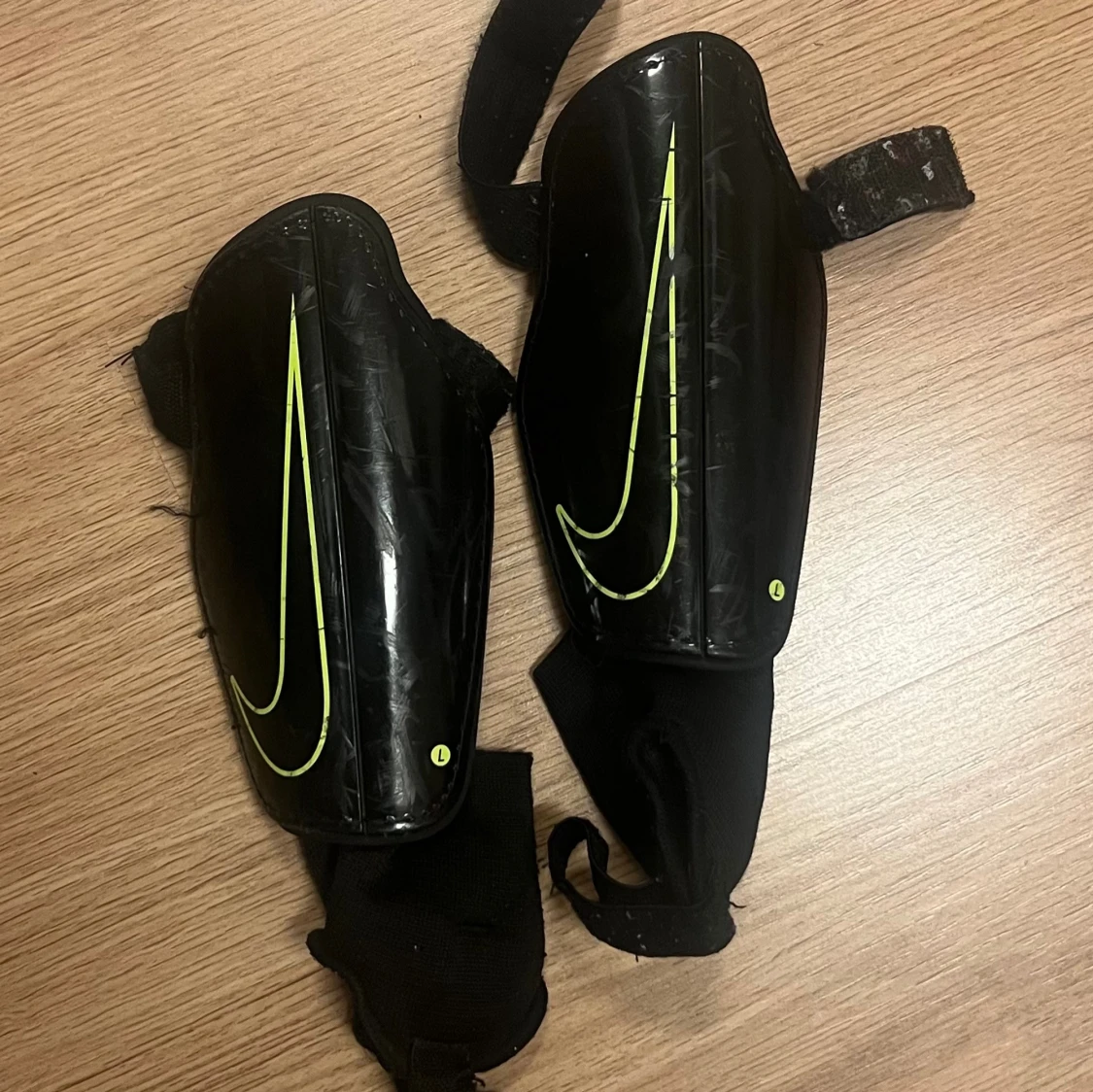 Svarta benskydd från Nike