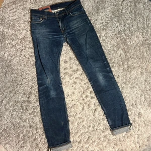 Acne Blå Konst jeans - Säljer dessa riktigt snygga Acne Blå Konst jeansen i storlek 29/32. De är i bra skick, men är lagade i skrevet finns bild vid intresse. Bara att skriva över frågor och funderingar.