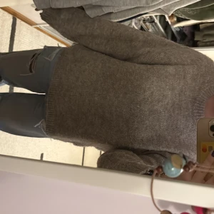 Beige stickad tröja från Gina tricot  - Mysig beige stickad tröja med rund halsringning och långa ärmar. Tröjan har en avslappnad passform och ribbade muddar vid ärmslut och nederkant. Perfekt för lager-på-lager under kyliga dagar.