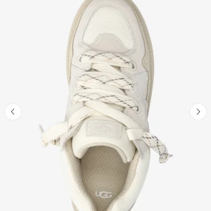 UGG sneakers  - Oanvända nya UGG sneakers från Boozt.se, i storlek 36. Köpta för 1799kr. Säljer då jag köpt ett par andra i annan färg. Medföljer kartong. Färg: Jasmine (creme vit) 
