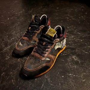 Valentino Rockrunner - Unika Valentino Rockrunner sneakers. I använt skick men fortfarande riktigt snygga nu till vintern för fler bilder dm:)    Obs skorna är strlk 40 men stora i storleken så har man 41 passar de