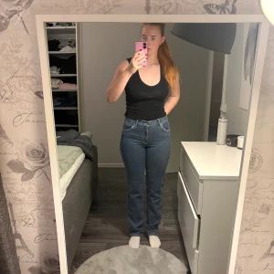 Blåa straight jeans från Dr Denim - Säljer ett par klassiska blåa jeans från Dr Denim med hög midja och raka ben. Använd max 2 gånger 