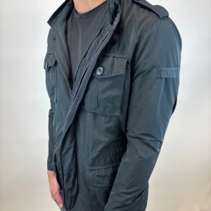 Woolrich Jacka  - Hej! Säljer nu denna väldigt snygga och eftertraktade Woolrich Fieldjacka!  Jackan är slutsåld överallt och går inte att få tag på… jackan är perfekt nu till hösten/vintern  Storlek M Ny pris: 6000 kr Säljs för: 1499 kr