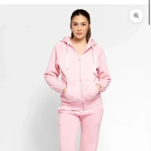 Säljer tröjan eller byter ut mot en grå!  - Säljer min rosa russemerch tröja eller byter ut den mot en grå i strl cs