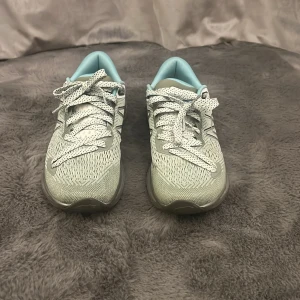 Karhu ljusgröna sneakers med mesh - Snygga sneakers från Karhu i ljusgrönt och vitt med grå detaljer. Ovandelen är i ventilerande mesh och insidan har en fräsch ljusblå färg. Skorna har snörning och en rejäl, dämpad sula som passar perfekt för träning eller långa promenader. Ny pris 1333