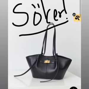 Svart och brun axelväska med gulddetalj - SÖKER!!!! Hör av dig om du har en brun eller svart sån här väska från Gina tricot i den minska storleken!! 💗💗💗