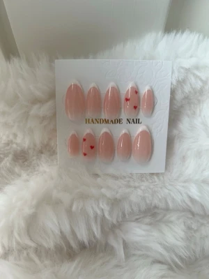 Press on nails  - Egen gjorda press on nails med valentine tema💝  Mått  Tumme 15mm, pekfinger 11mm, långfinger 12,5mm, ringfinger 11mm , Lillfinger 8,5mm