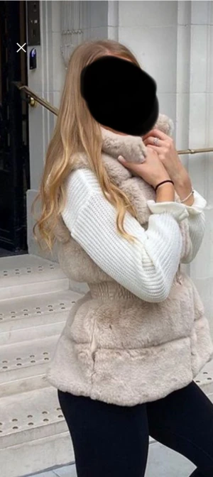 Beige fluffig pälsväst med hög krage - Supermjuk och fluffig beige pälsväst med hög krage och breda horisontella paneler. Västen har en elastisk, ljusbeige midjedel med struktur som ger en snygg siluett. Perfekt för att addera extra värme och stil till din outfit. priset kan diskuteras
