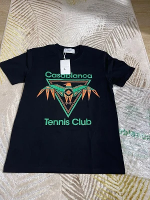  svart T-shirt med tryck - Svart T-shirt  