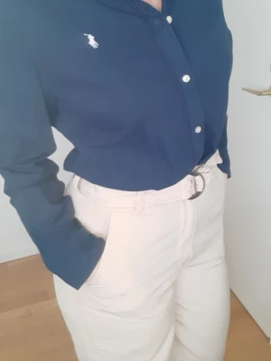  Ralph Lauren skjorta  - Säljer en skjorta i fin mörkblå färg. Den är i storlek L, men jag brukar bär M och funkar fint. Bredd- 54 cm