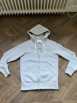 Russemerch hoodie - Säljer denna tvär feta hoodien från russemerch!! Den är i mycket bra skick, svårt att se skillnad mellan en ny o denna! Priset är inte hugget i sten och kan diskuteras vid intresse🙌👊