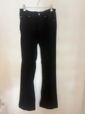 Svarta bootcut jeans från VeroModa - Säljer ett par svarta bootcut jeans från VeroModa. Materialet är mjukt och stretchigt, vilket gör dem bekväma att bära hela dagen!Perfekta för dig som gillar en tidlös och clean look.