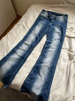 Cheap monday jeans ” kvarg jeansen” - Säljer dessa jeans från cheap monday i strl 26/32 av andledningen att dom är lite försmå för mig. Dom sitter däremot perfekt i längden och jag är lite längre än 170 så skulle säga att dom passar för någon som har xs- s och är  iaf över 160. Dom är använda fåtal gånger och är därför i bra skick inga hål osv. Pris kan diskuteras. Hör av er om ni har några frågor!💕