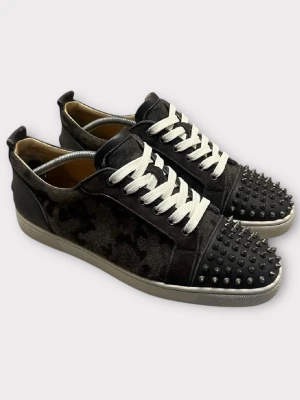 Christian Louboutin | 42 - Camo loubs i nyskick - Väldigt sällsynt och snygg färg - Skick 9,5/10 Nypris +8000kr - Dustbags medföljer - Size 42 fits 43 - Hör av dig vid eventuella funderingar!